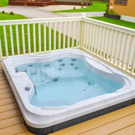 Rowan With Hot Tub Malton